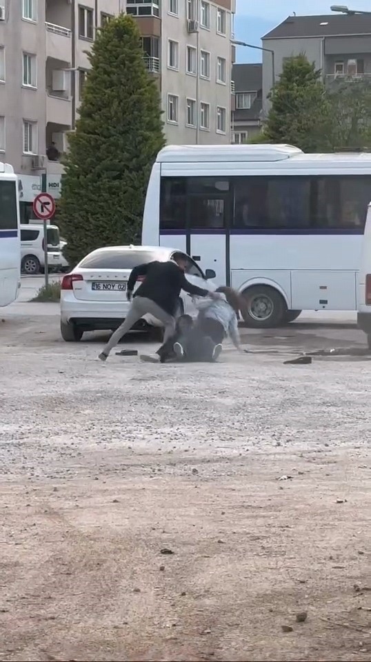 Bursa&rsquo;da iki gen&ccedil; kızın kavgası kamerada
