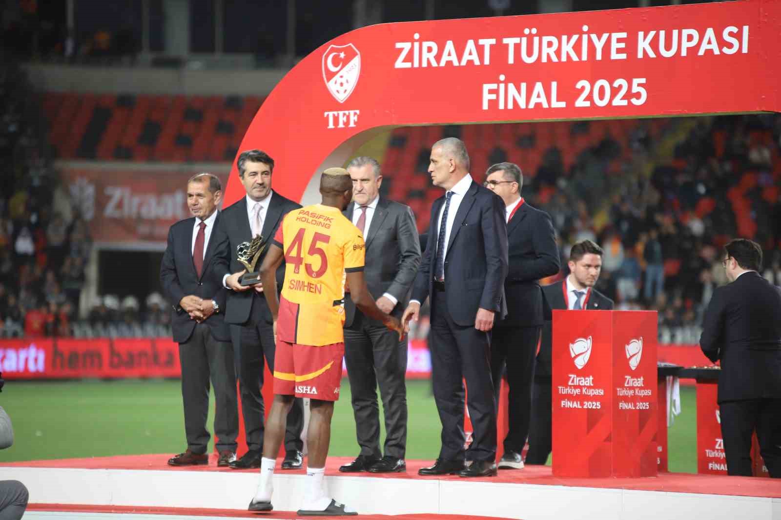 Finalin oyuncusu Victor Osimhen seçildi