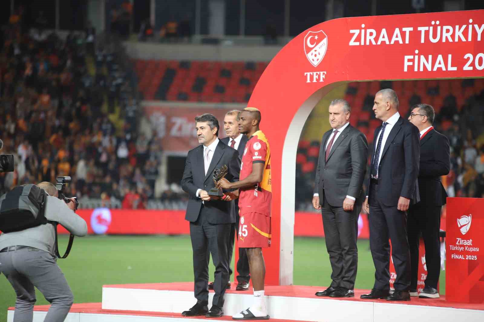 Finalin oyuncusu Victor Osimhen seçildi
