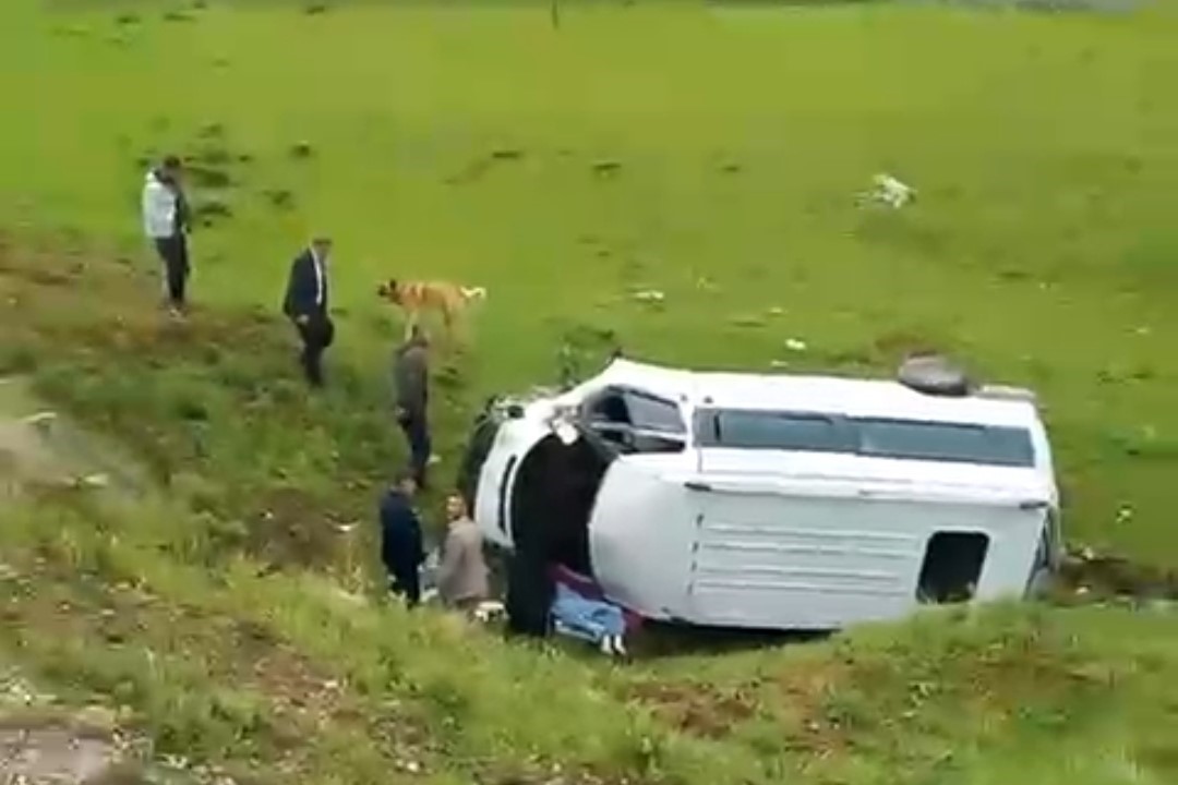 Mutki’de minibüs şarampole yuvarlandı: 2’si ağır 5 yaralı