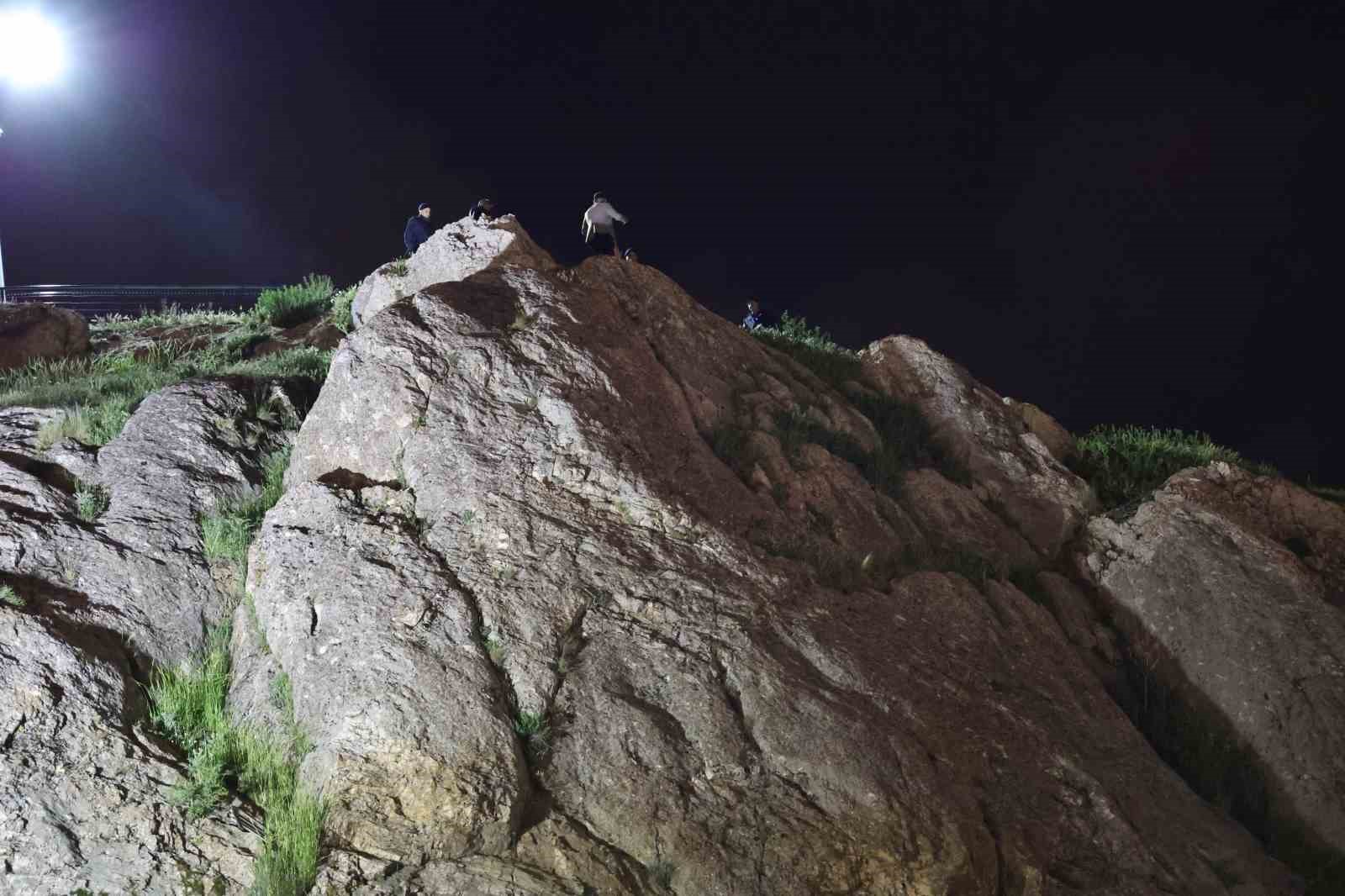 Elazığ’da kayalıklara çıkarak atlamak isteyen şahsı ekipler ikna etti