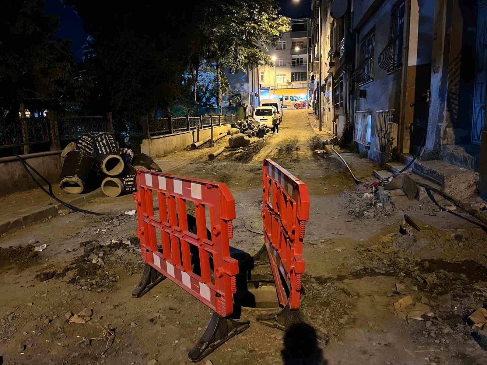 Bayrampaşa’da altyapı çalışması yapılan sokakta rögar kapağı patladı
