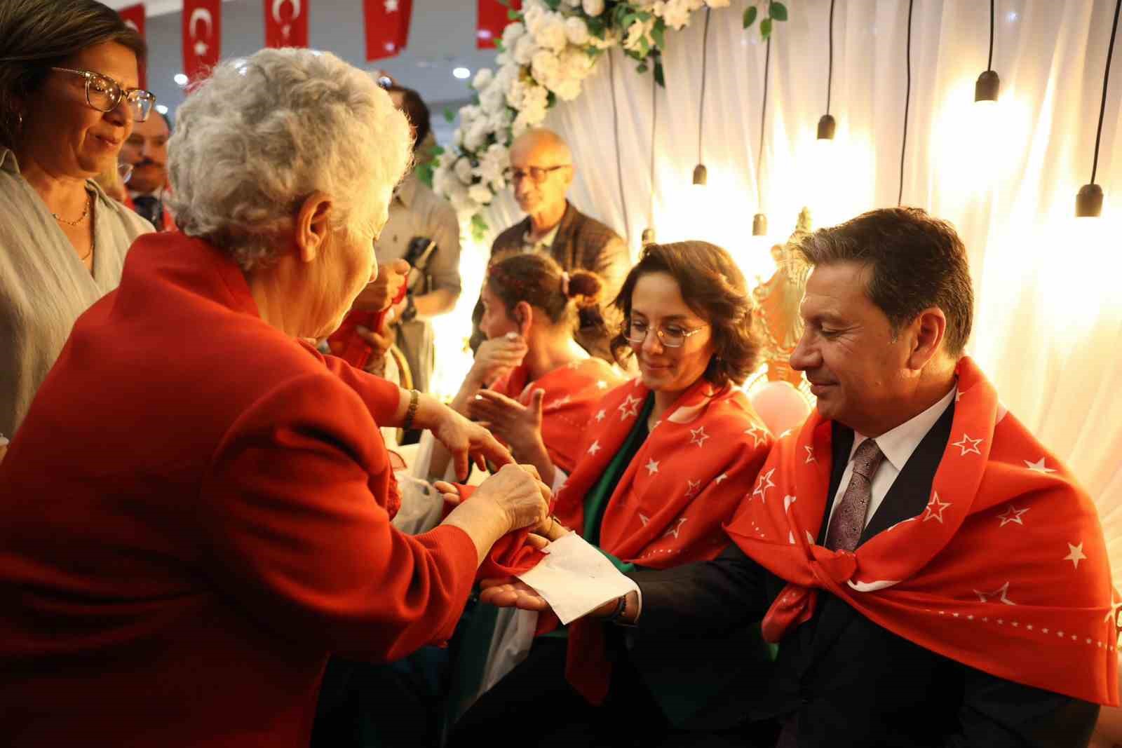 Aras çiftine kına sürprizi