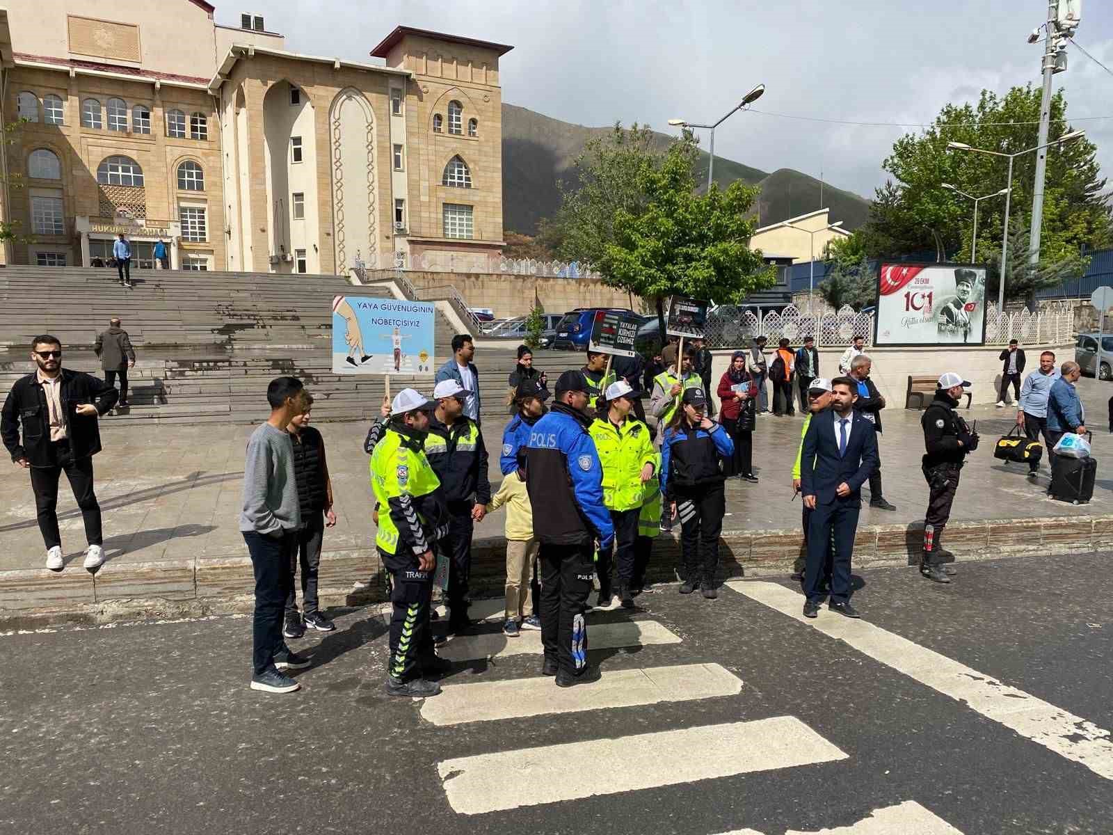 Hakkari&rsquo;de &ouml;zel &ouml;ğrencilere trafik bilinci eğitimi
