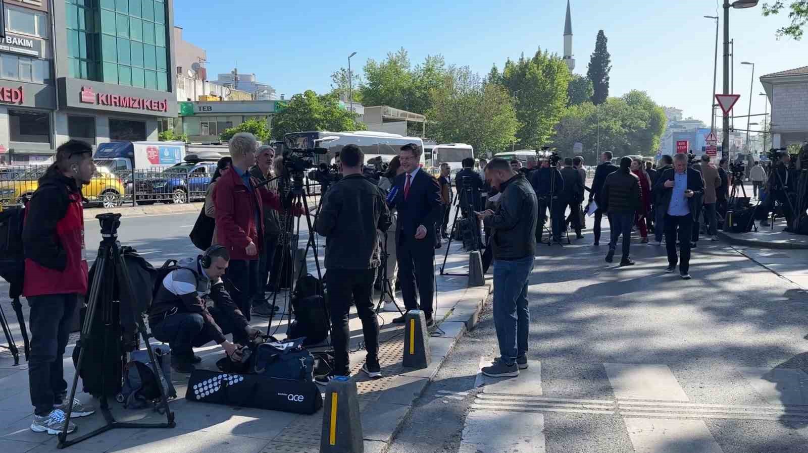 Dolmabahçe’de Ukrayna-Rusya heyeti arasındaki görüşmeye basından yoğun ilgi