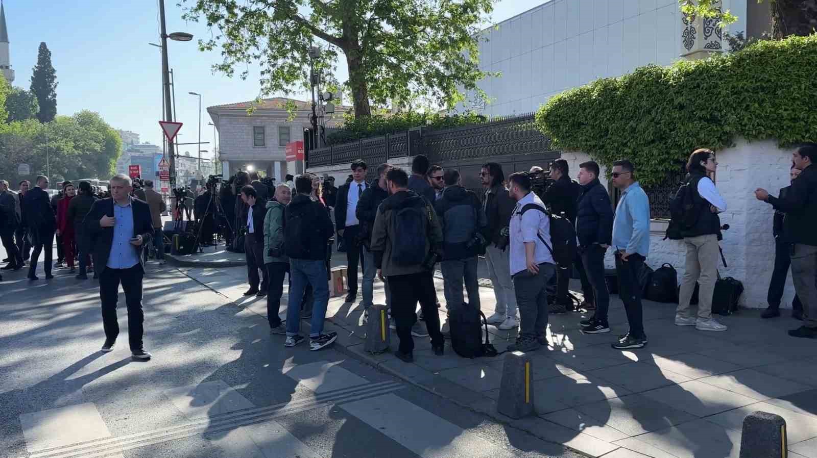 Dolmabah&ccedil;e&rsquo;de Ukrayna-Rusya heyeti arasındaki g&ouml;r&uuml;şmeye basından yoğun ilgi
