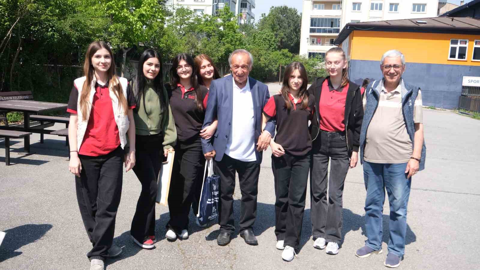 Huzurevi sakinleri ile liseli gençler bir araya geldi