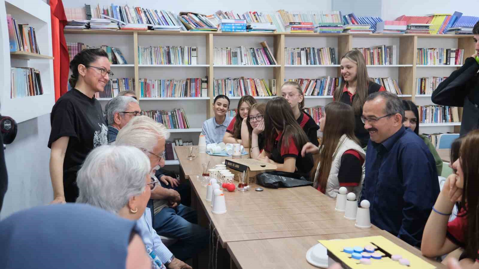 Huzurevi sakinleri ile liseli gen&ccedil;ler bir araya geldi

