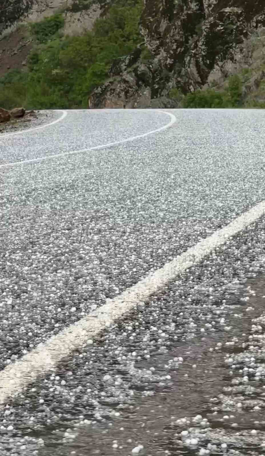 Doski Vadisi’nde misket büyüklüğünde dolu yağdı