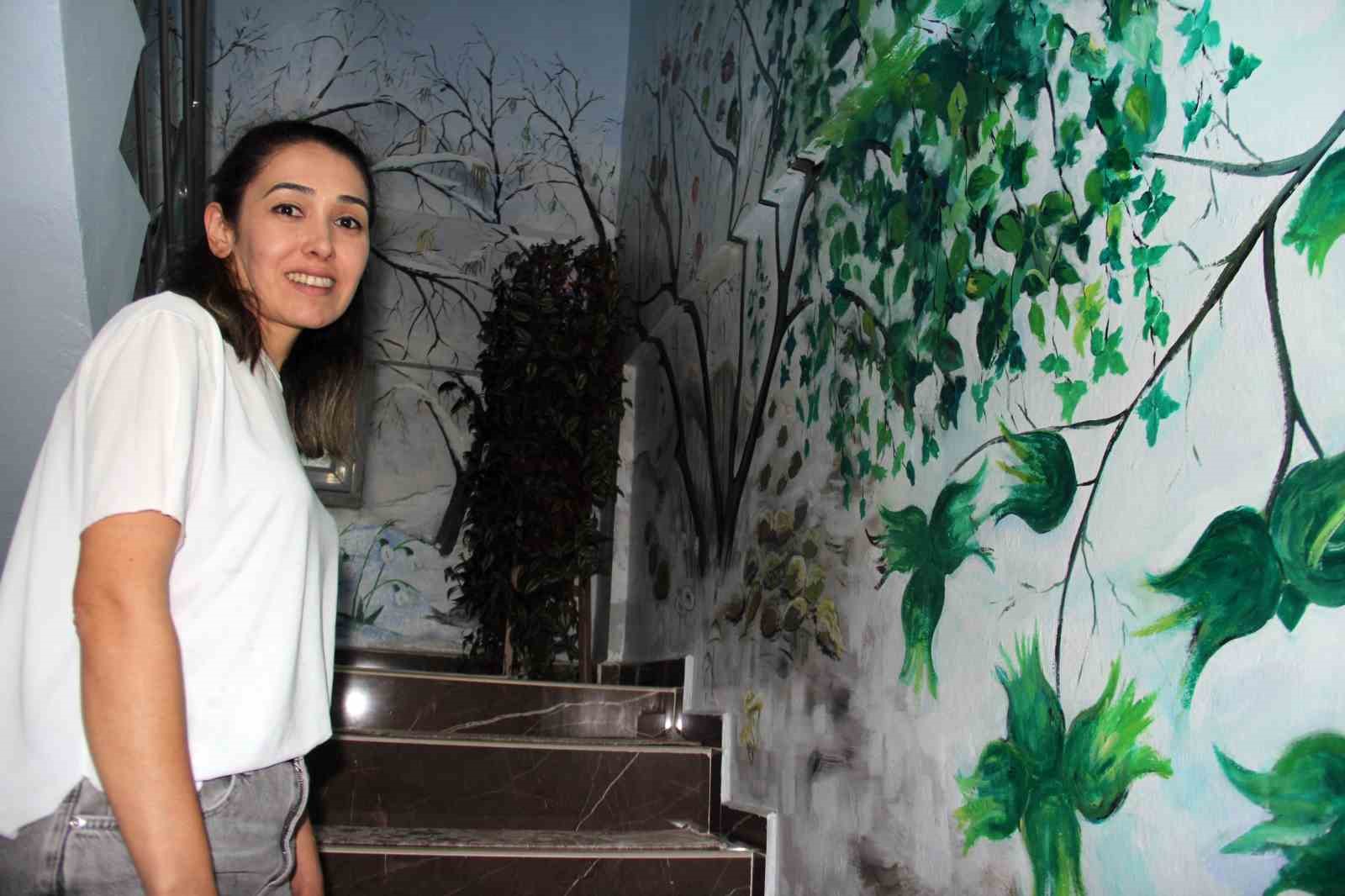 Fındığın 12 aylık ser&uuml;venini evinin merdiven duvarına resmettirdi
