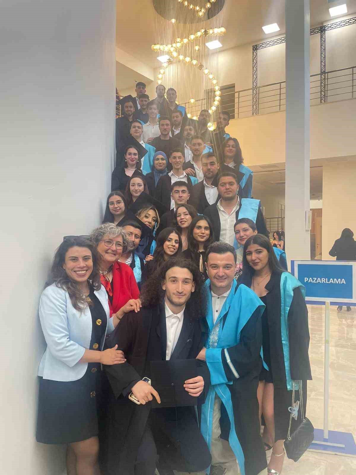 Balıkesir MYO’da mezuniyet sevinci