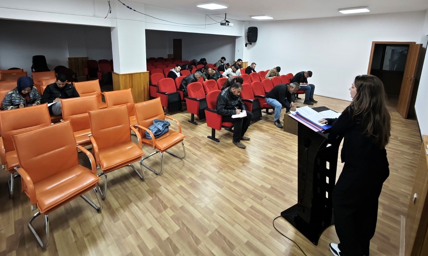 Tercan&rsquo;da 20 kişiye arıcılık belgesi verildi
