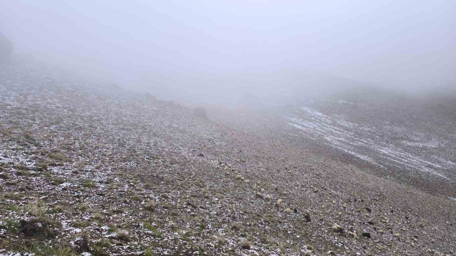 Başkale’de yüksek kesimlere kar yağdı