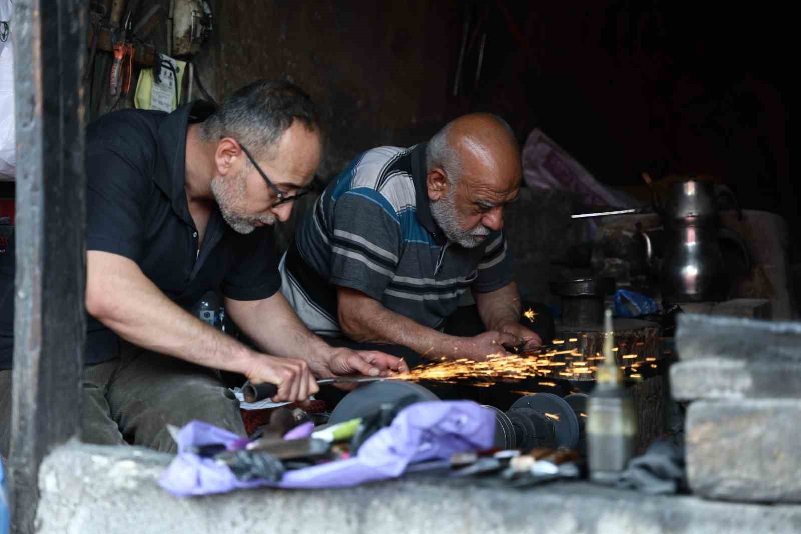 Asırlık dükkânda baba-oğulun bıçak mesaisi