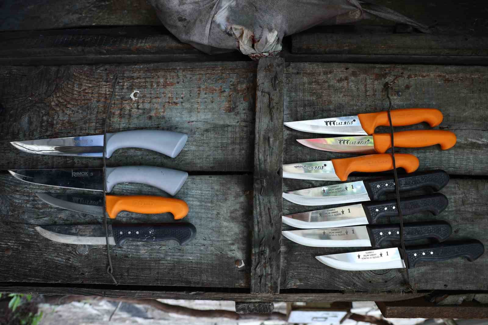 Asırlık d&uuml;kk&acirc;nda baba-oğulun bı&ccedil;ak mesaisi
