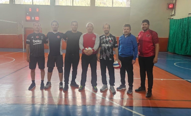 Tavşanlı’da eğitimciler voleybol turnuvası ile ter döküyor
