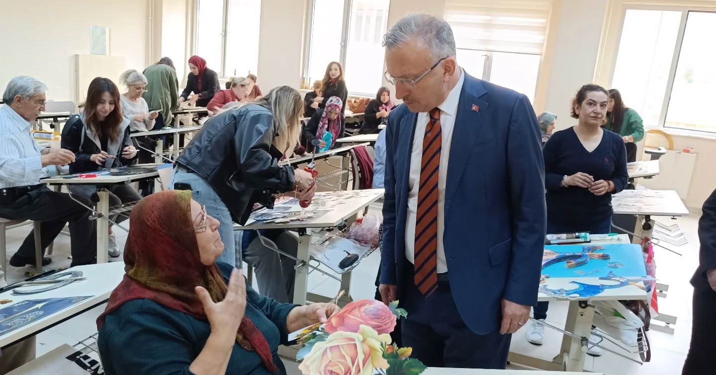 Tazelenme Üniversitesi öğrencileri el sanatları atölyesinde