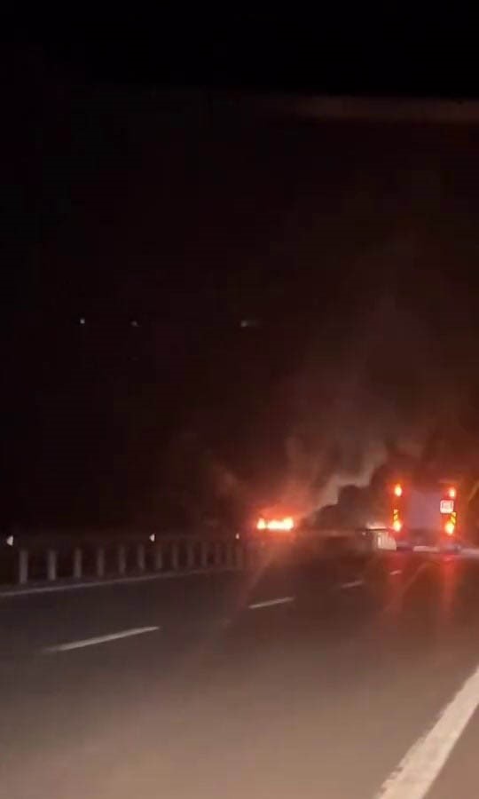 Alev topuna d&ouml;nen otomobil, itfaiye ekiplerince s&ouml;nd&uuml;r&uuml;ld&uuml;
