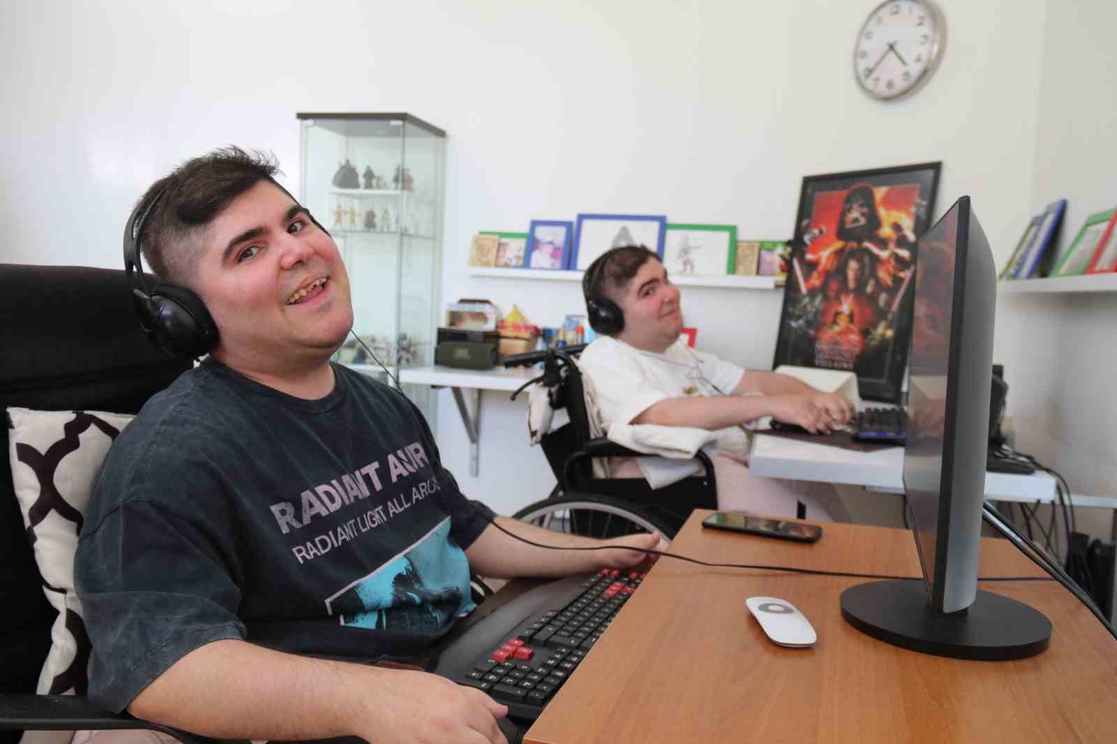 Yalnızca parmaklarını kullanabilen ikiz kardeşler bin parça besteledi