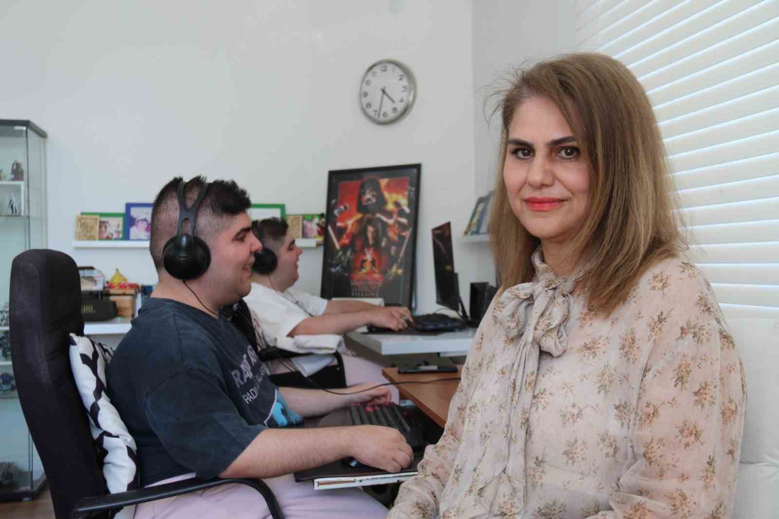 Yalnızca parmaklarını kullanabilen ikiz kardeşler bin parça besteledi