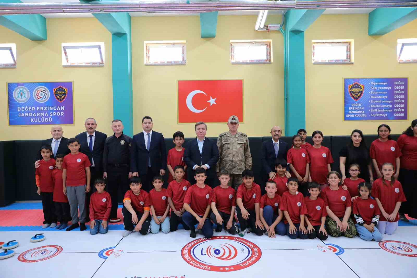 "Değer Erzincan" Erzincan&rsquo;da sporcu &ccedil;ocukların yetişmesine değer katıyor
