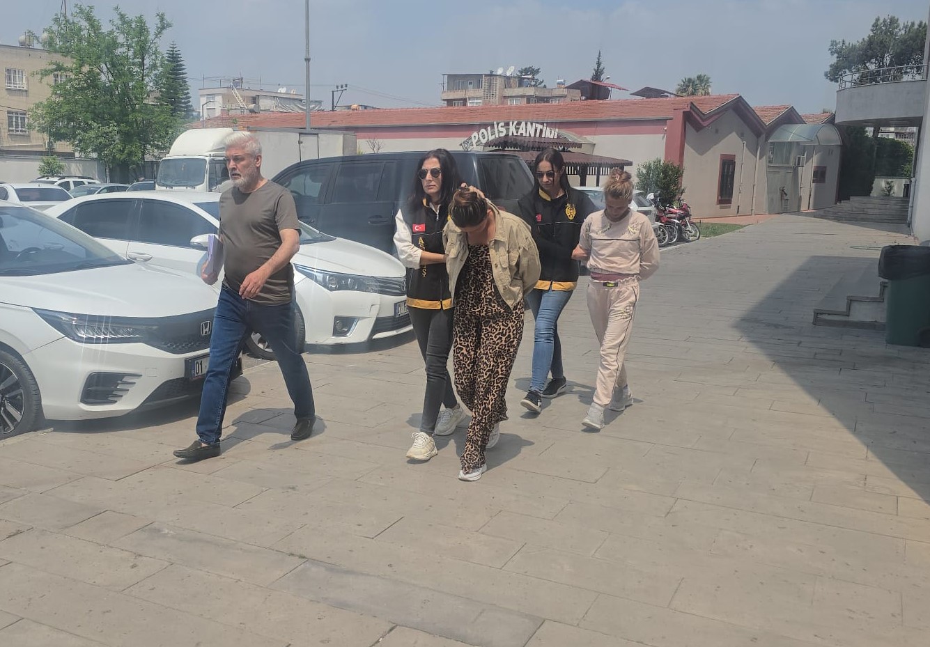 Adana&rsquo;da hırsızlık: 890 bin TL&rsquo;lik altın &ccedil;alan 2 kadın ş&uuml;pheli tutuklandı
