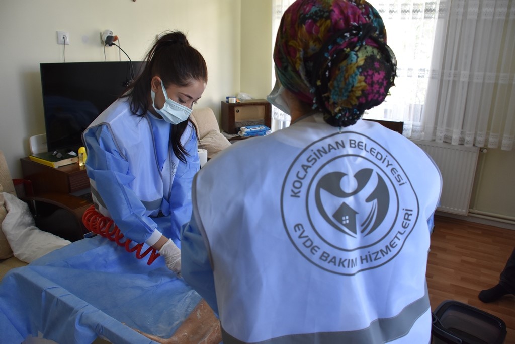 Başkan &Ccedil;olakbayrakdar: "Evde sağlık hizmetimizle de g&ouml;n&uuml;llere dokunuyoruz"
