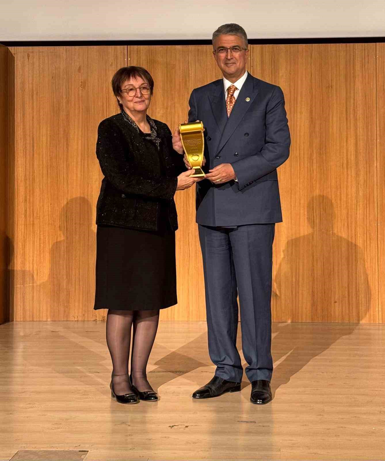 Milletvekili Aydın, Kızıl Elma T&uuml;rk&ccedil;e &Ouml;d&uuml;l t&ouml;renine katıldı
