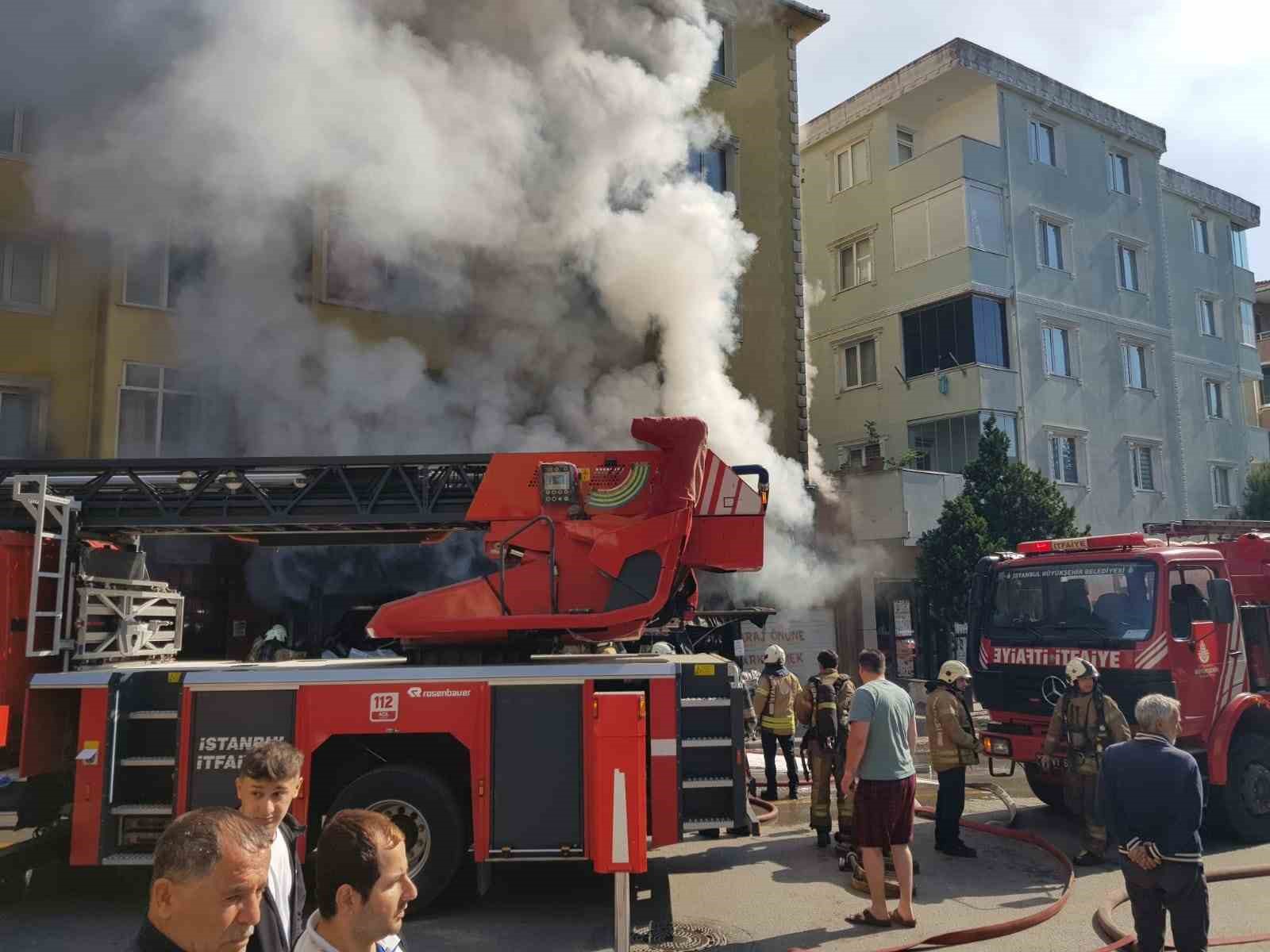 Ümraniye’de ucuzluk pazarında yangın: Dükkan sahibi gözyaşları içinde izledi