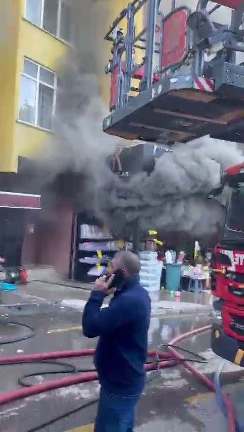 &Uuml;mraniye&rsquo;de ucuzluk pazarında yangın: D&uuml;kkan sahibi g&ouml;zyaşları i&ccedil;inde izledi
