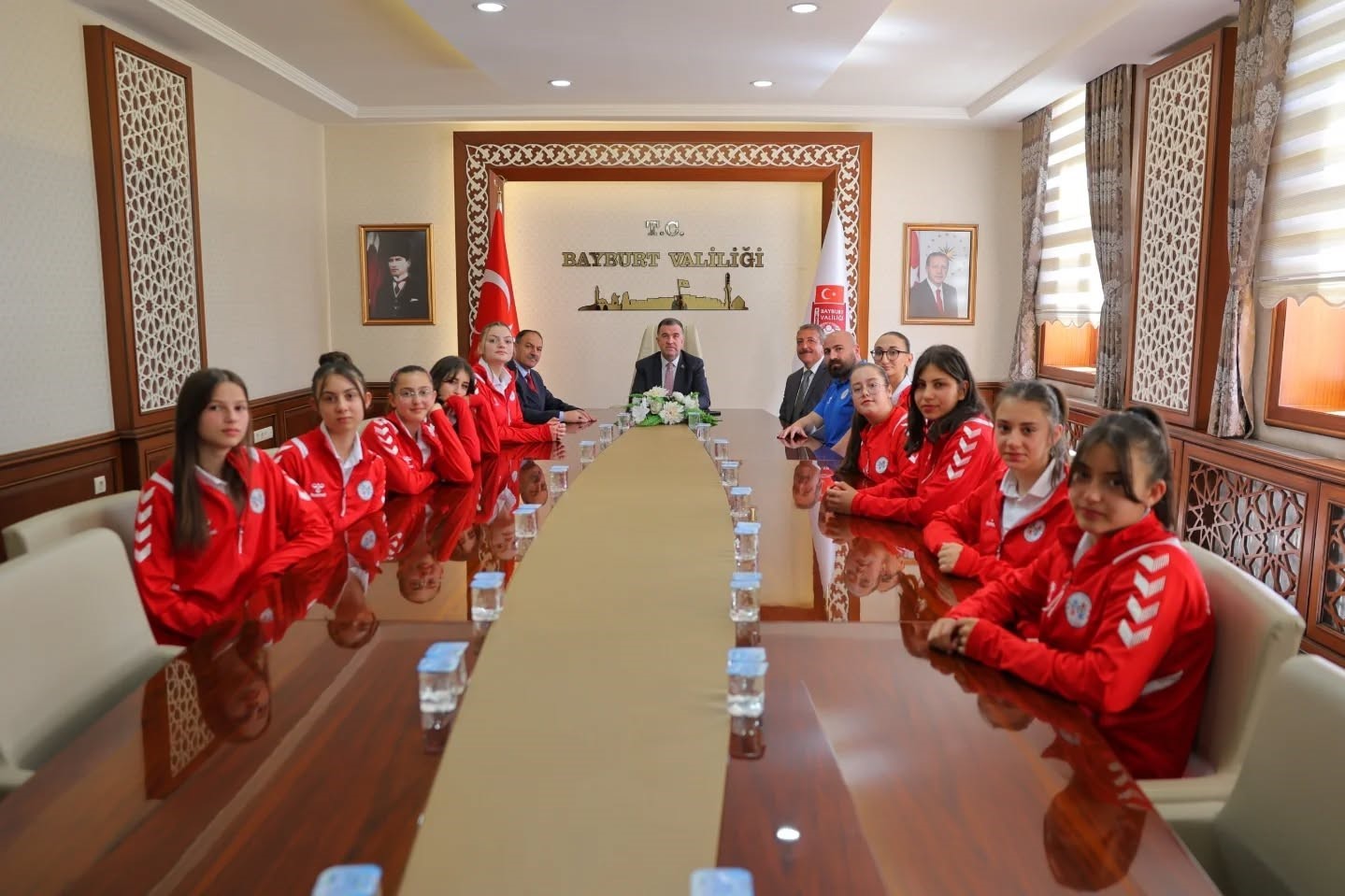 Bayburt’un voleybolcu kızları Vali Eldivan’ı ziyaret etti
