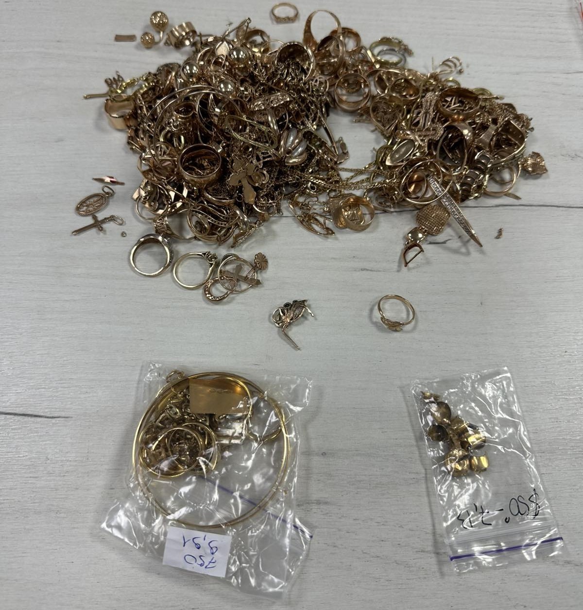 Kot pantolon arasına gizledikleri ve vücutlarına sardıkları 4.6 kilogram altın mücevherle yakalandılar