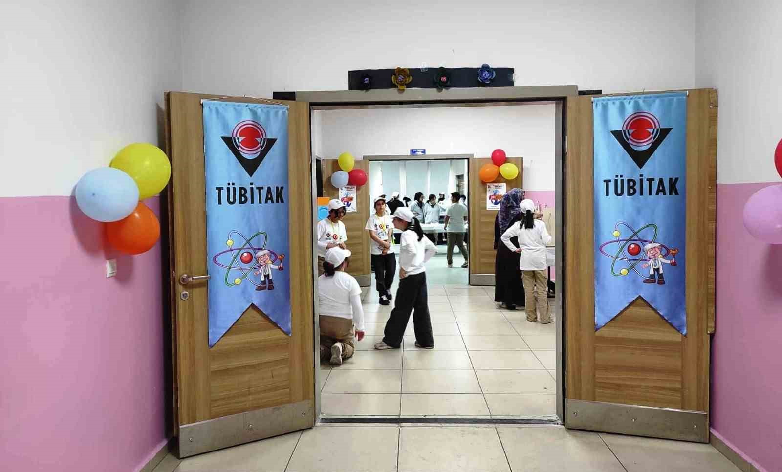 Hilalkent 125. Yıl İmam Hatip Ortaokulu öğrencileri bilim fuarında hünerlerini sergiledi