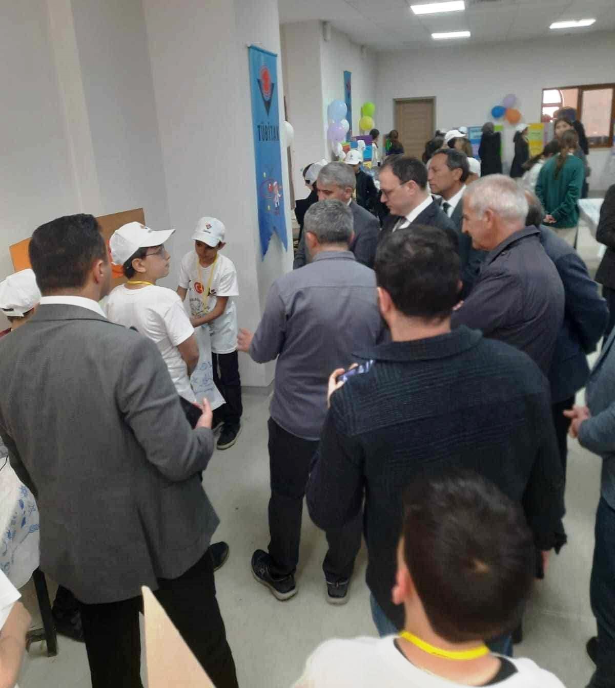 Hilalkent 125. Yıl İmam Hatip Ortaokulu &ouml;ğrencileri bilim fuarında h&uuml;nerlerini sergiledi
