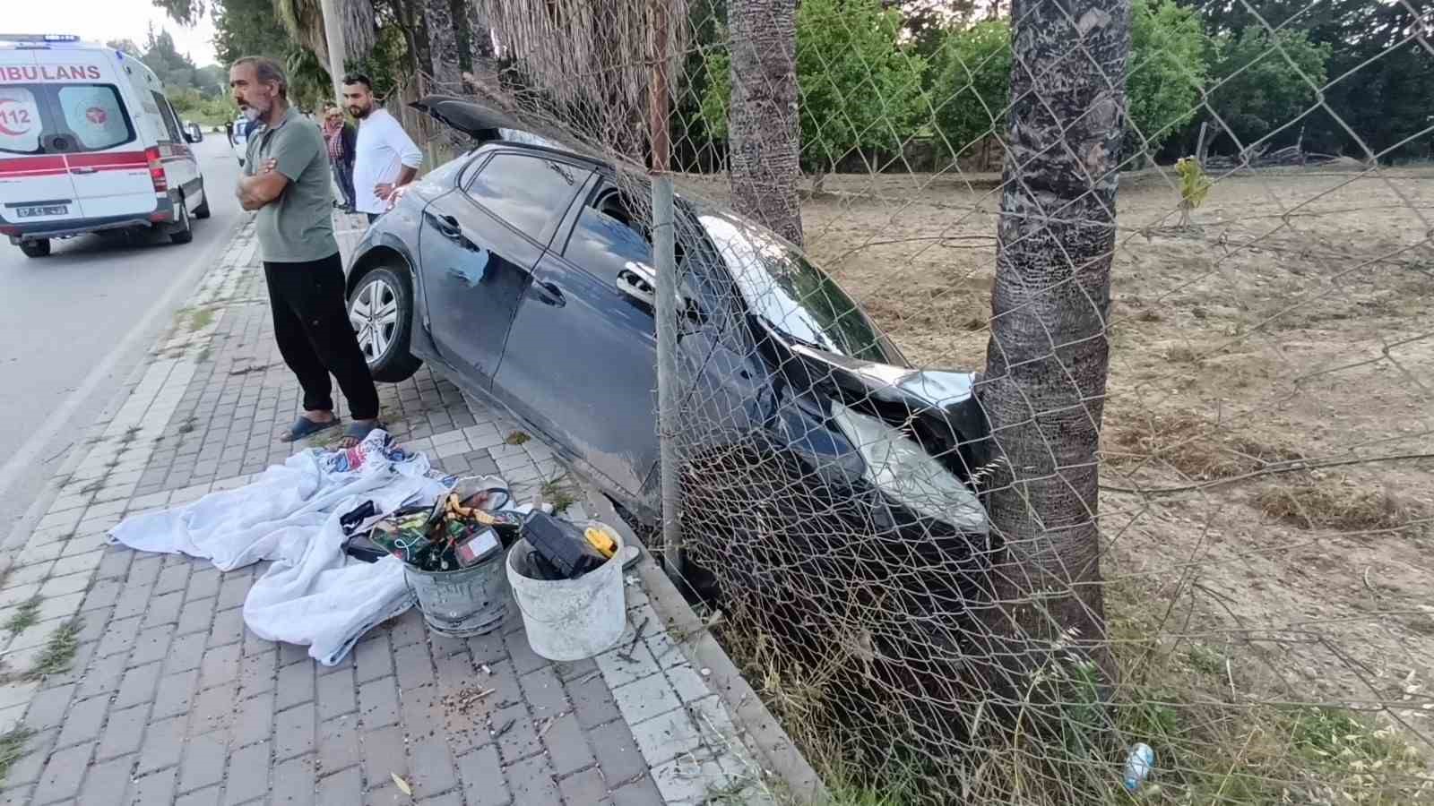 Kontrolden &ccedil;ıktı karşı şeride ge&ccedil;ip palmiyeye &ccedil;arptı: 2 yaralı

