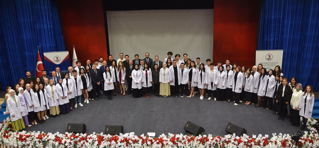 Eczacı adayları beyaz önlük giydi