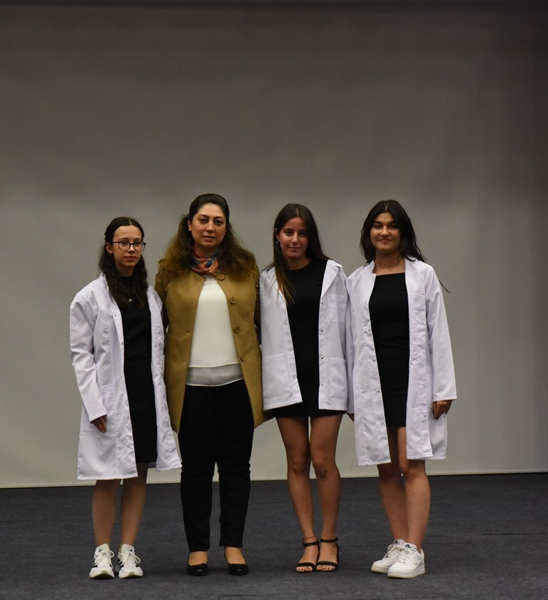 Eczacı adayları beyaz &ouml;nl&uuml;k giydi
