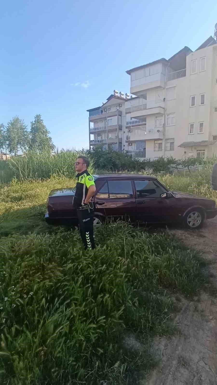 Polisin &lsquo;dur&rsquo; ihtarına uymayıp ka&ccedil;an otomobil otların arasında bulundu
