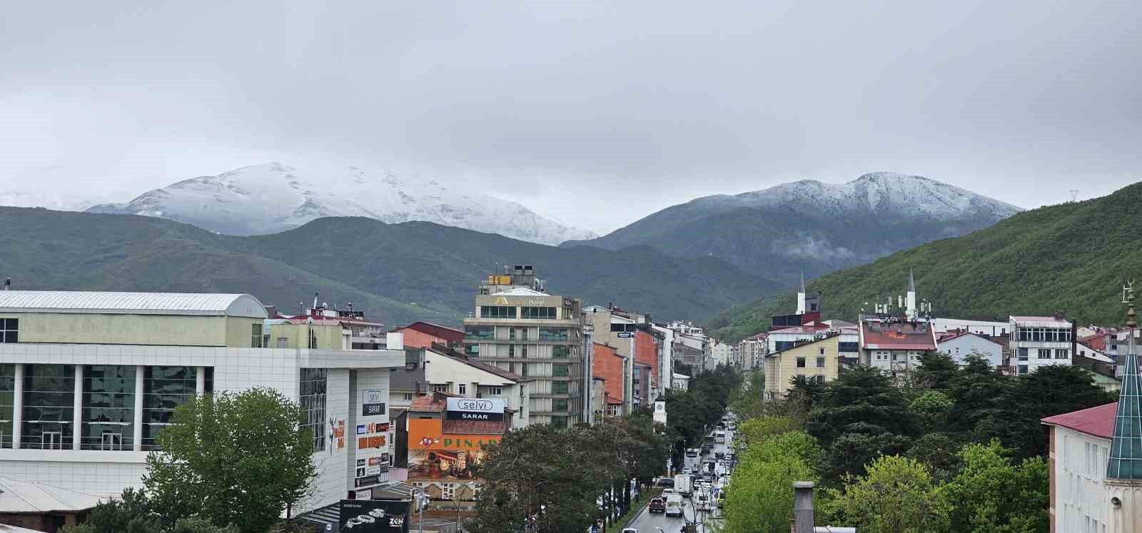 Tatvan’da mayıs ayında kar sürprizi: Nemrut ve yüksek kesimler beyaza büründü