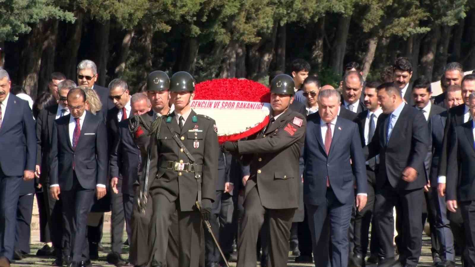Bakan Bak, gençler ve sporcularla Anıtkabir’i ziyaret etti