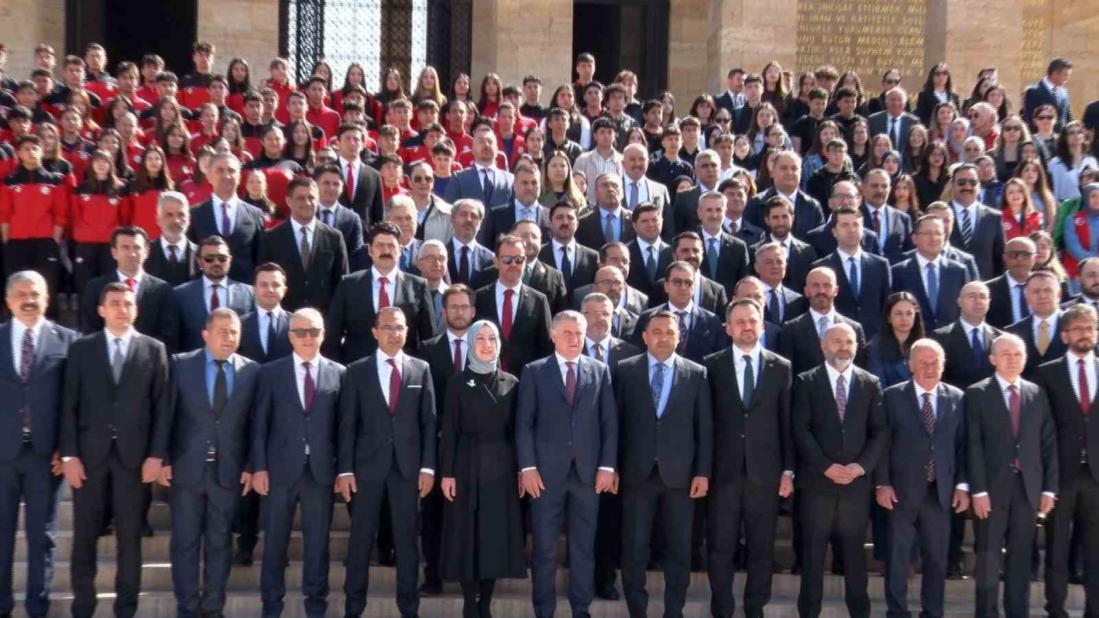 Bakan Bak, gen&ccedil;ler ve sporcularla Anıtkabir&rsquo;i ziyaret etti
