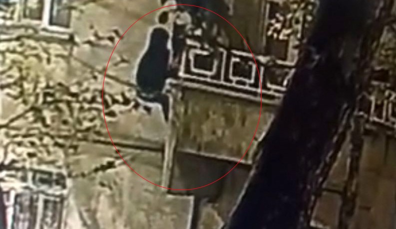 Güvenlik kameralarına aldırış etmedi ev sahibini uyurken hırsızlığa kalkıştı