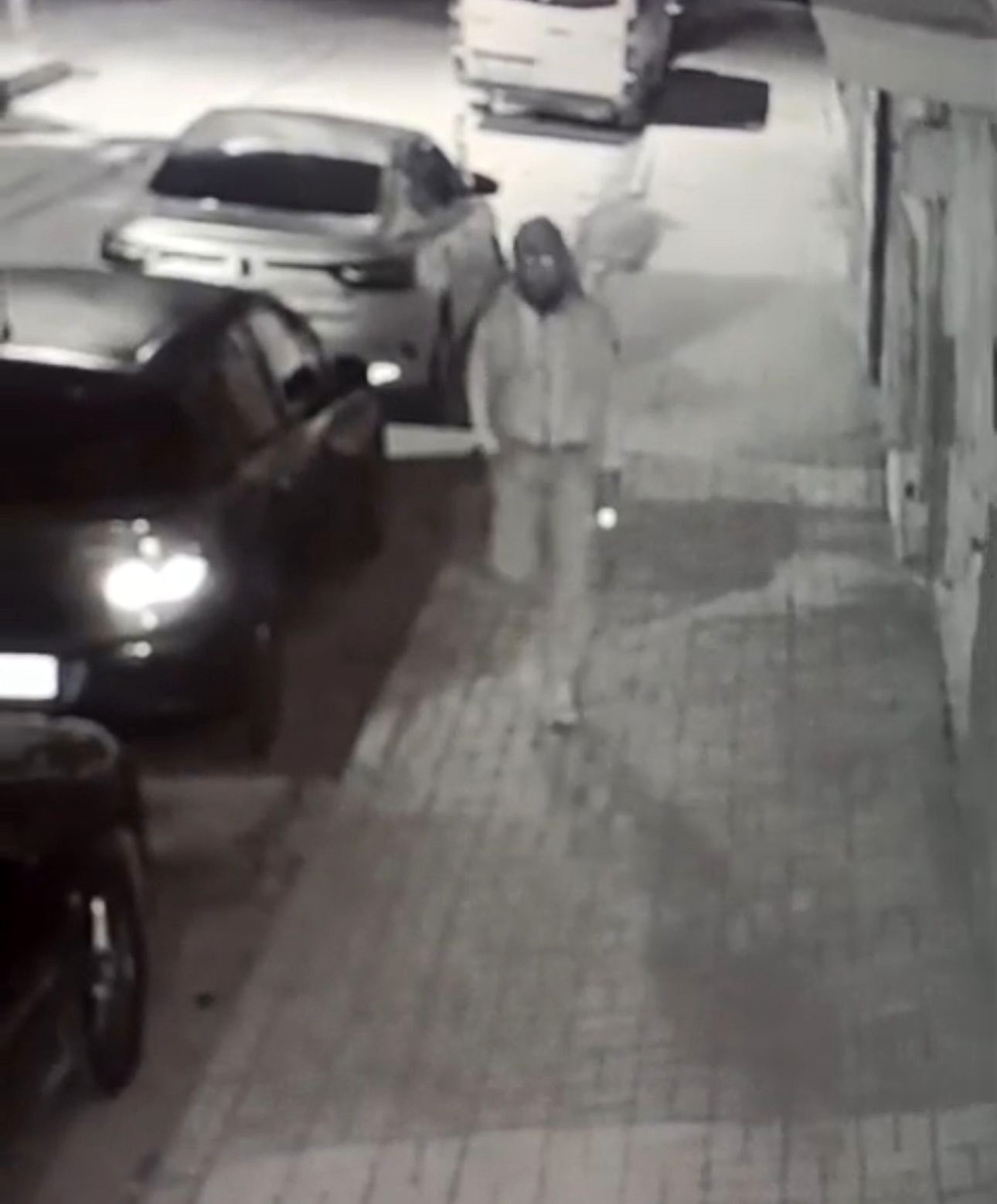 G&uuml;venlik kameralarına aldırış etmedi ev sahibini uyurken hırsızlığa kalkıştı
