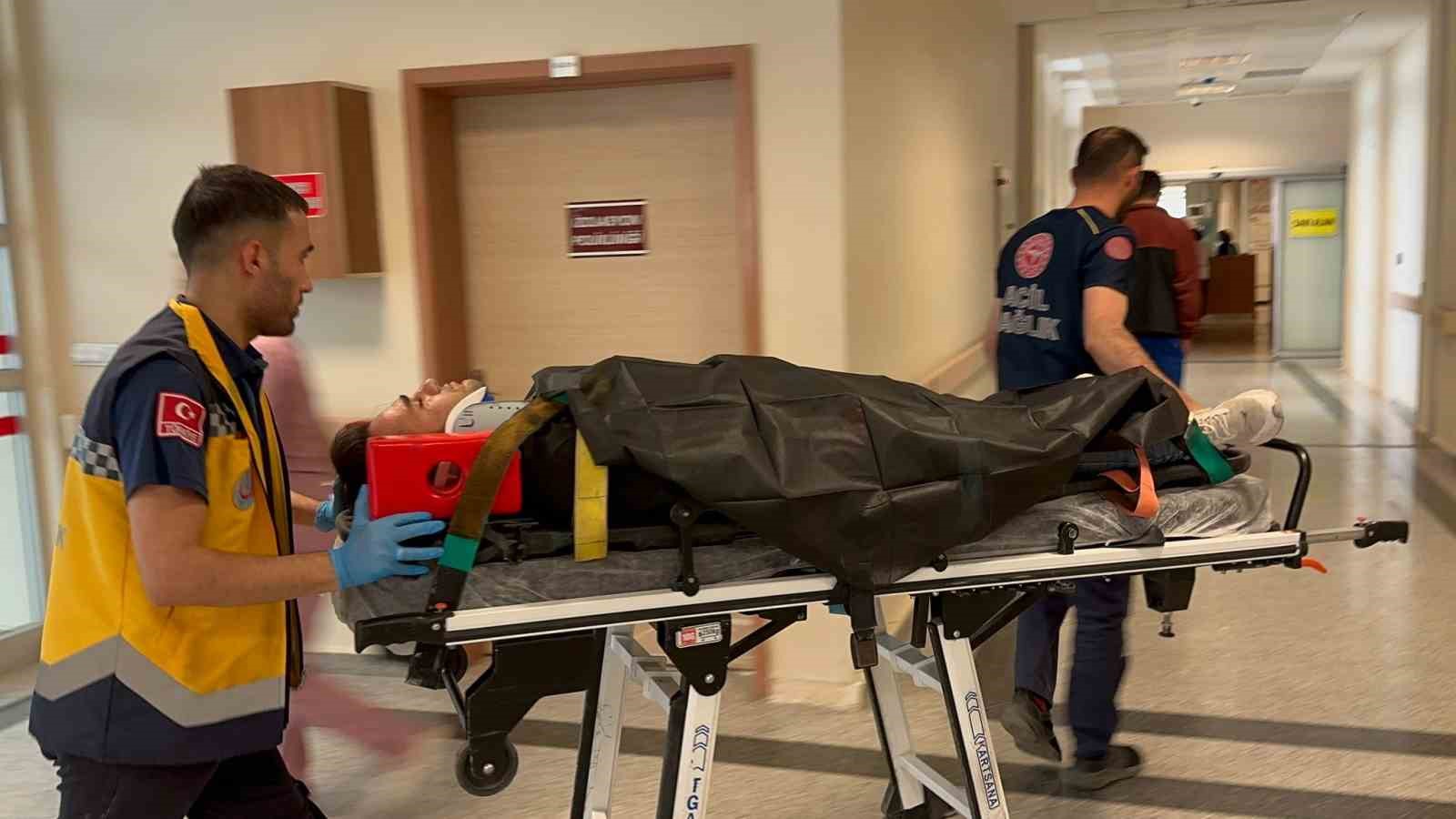 İki otomobil çarpıştı: 3 yaralı