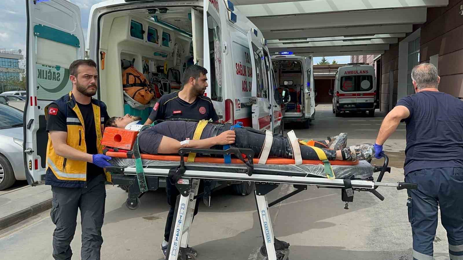 İki otomobil &ccedil;arpıştı: 3 yaralı
