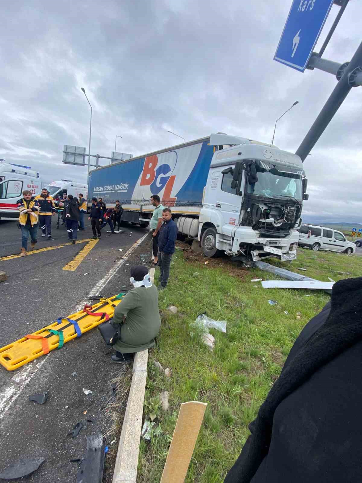 Kars&rsquo;ta trafik kazası: 2&rsquo;si ağır 4 yaralı
