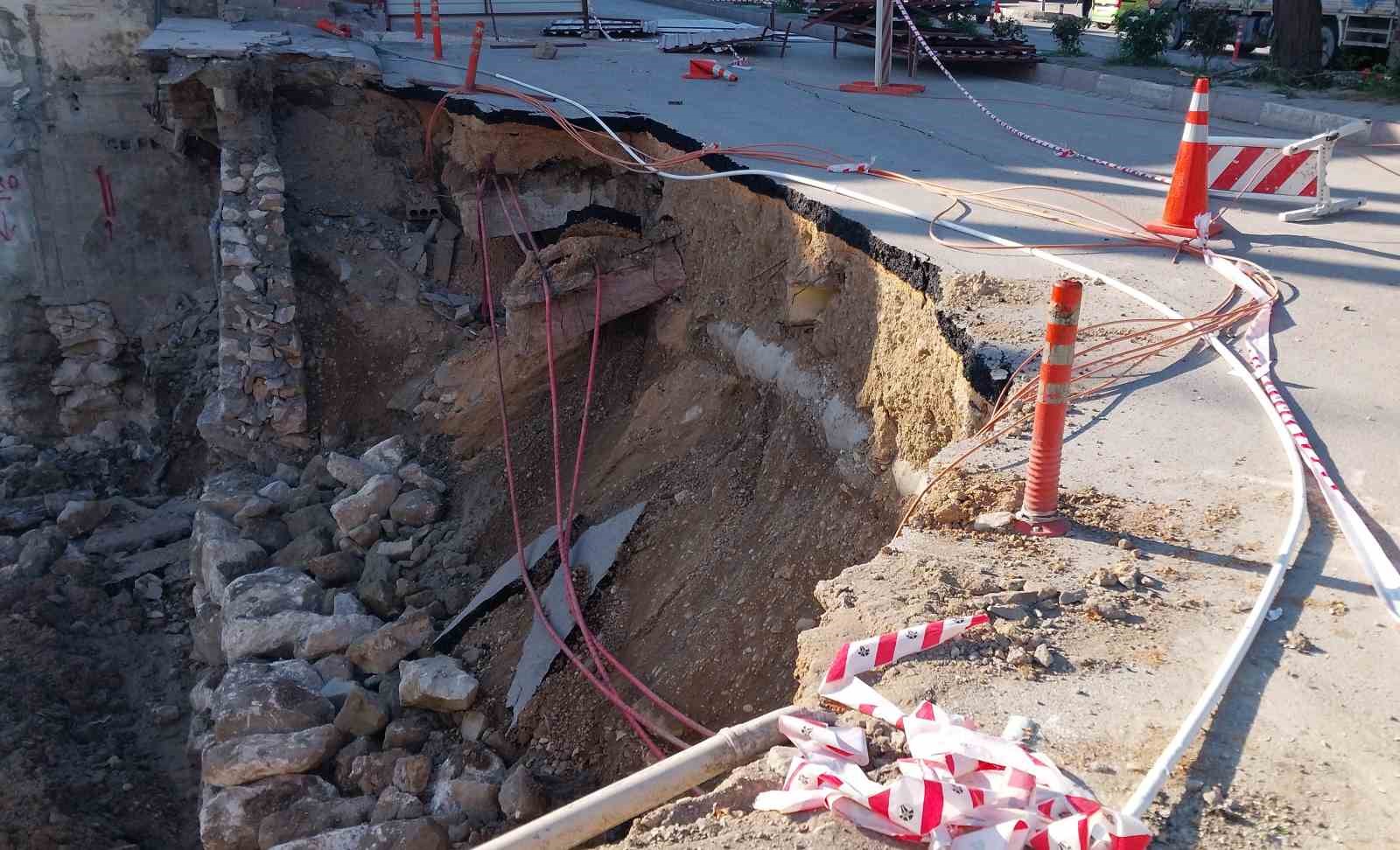 Mut’ta köprü ve yol kısmen çöktü, çevre esnafı mağdur oldu