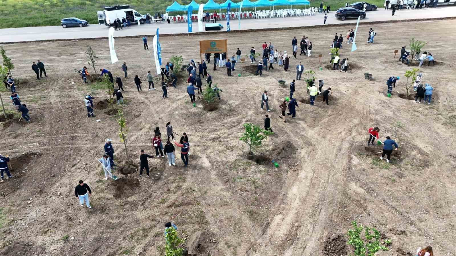 Öğrenciler gelecekler için fidan dikti
