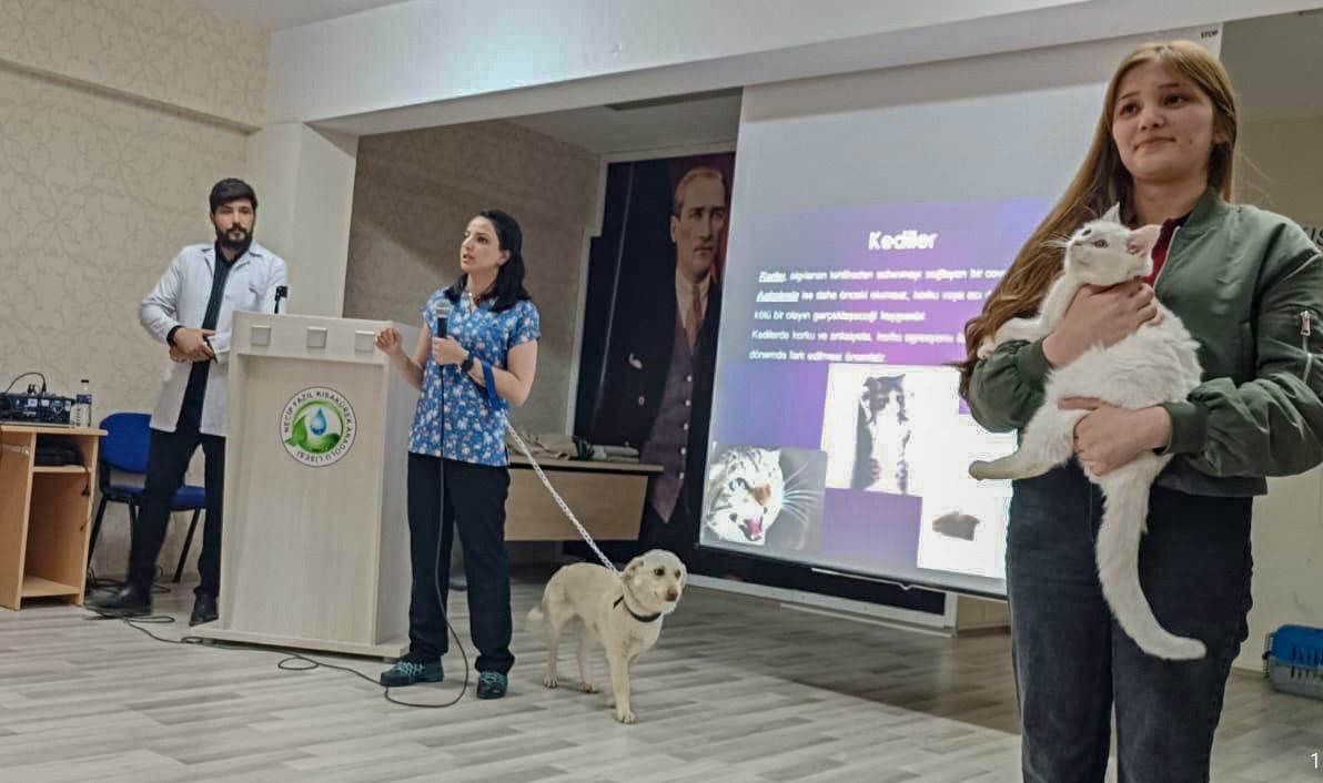 Van Büyükşehir Belediyesi öğrencileri sokak hayvanları hakkında bilgilendirdi