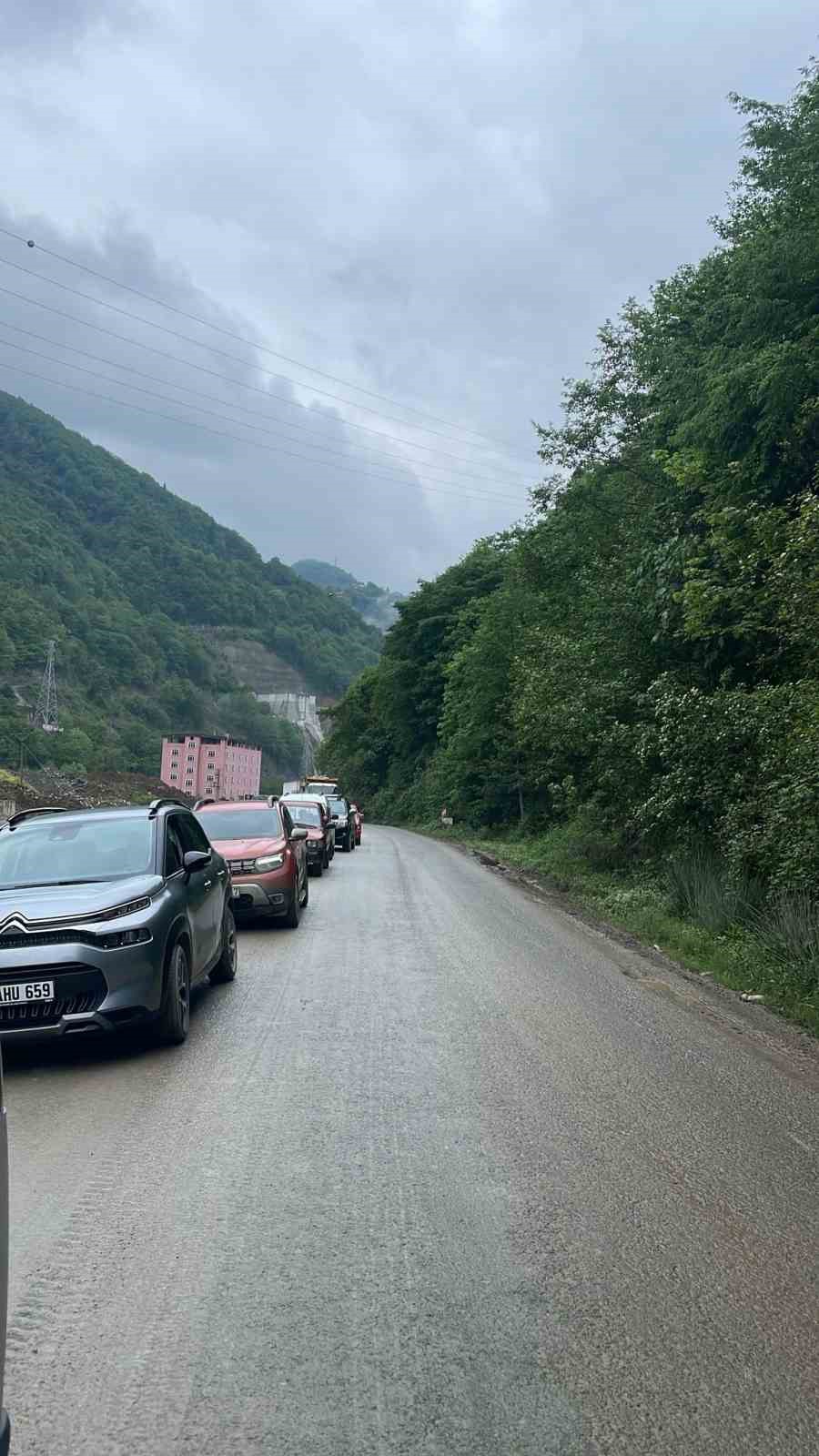 Trabzon-Bayburt karayolunda taş kamyonu devrildi, yol ulaşıma kapandı
